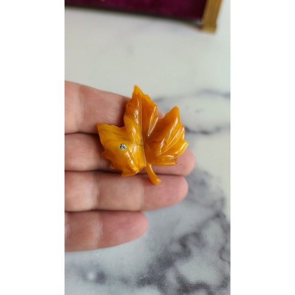 Vintage AVON Amber Marbled Lucite Maple Leaf Brooch Pin Clear Rhinestone - Picture 2 of 10